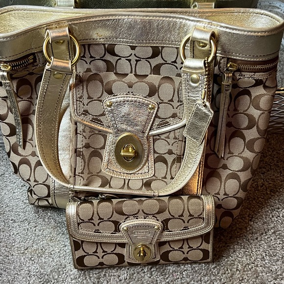 Authentic ✨ Coach Hand Bag with Wallet, size OS color Metallic Gold - Picture 7 of 7
